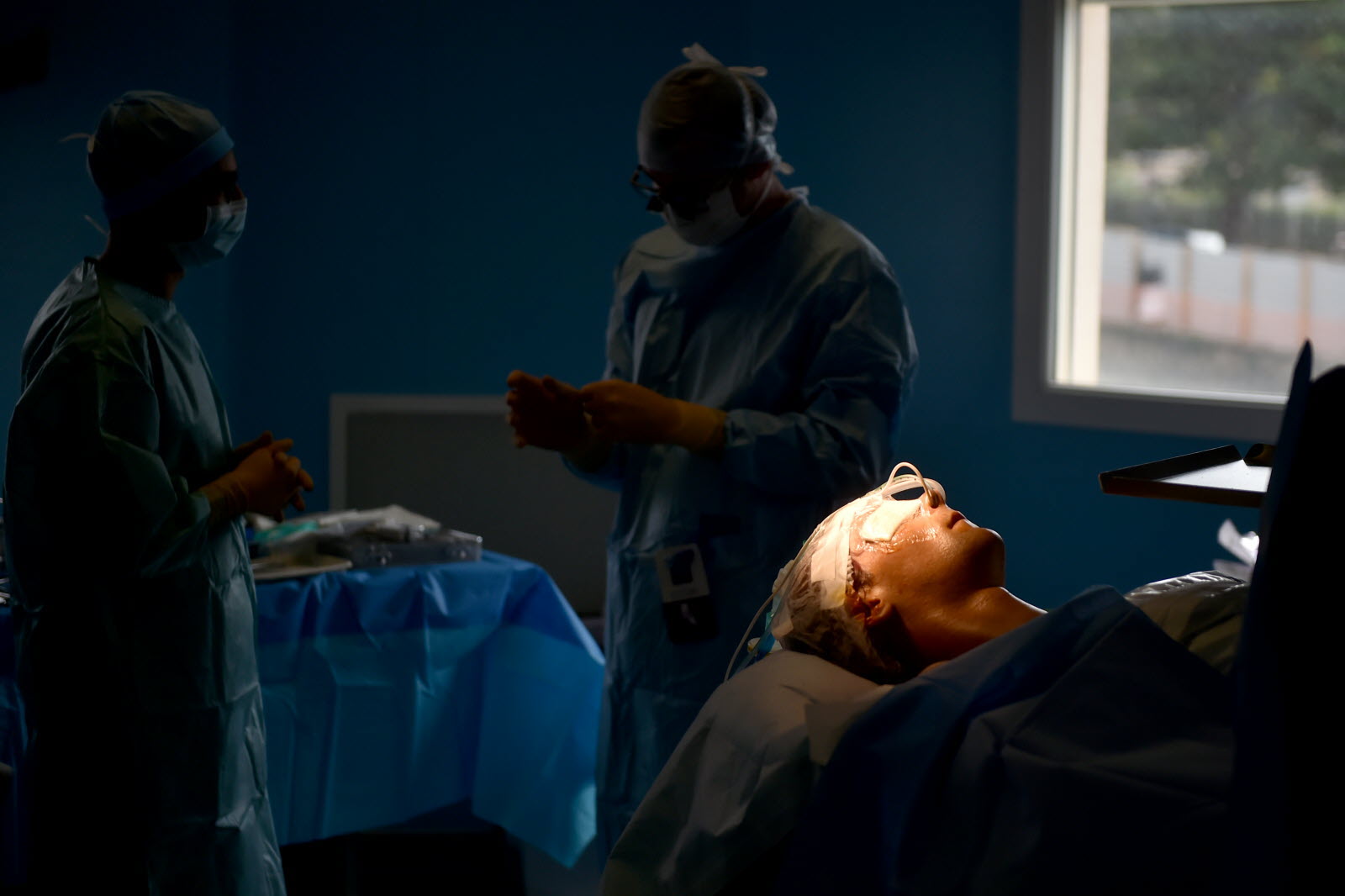 johanna endormie sur la table d'opération